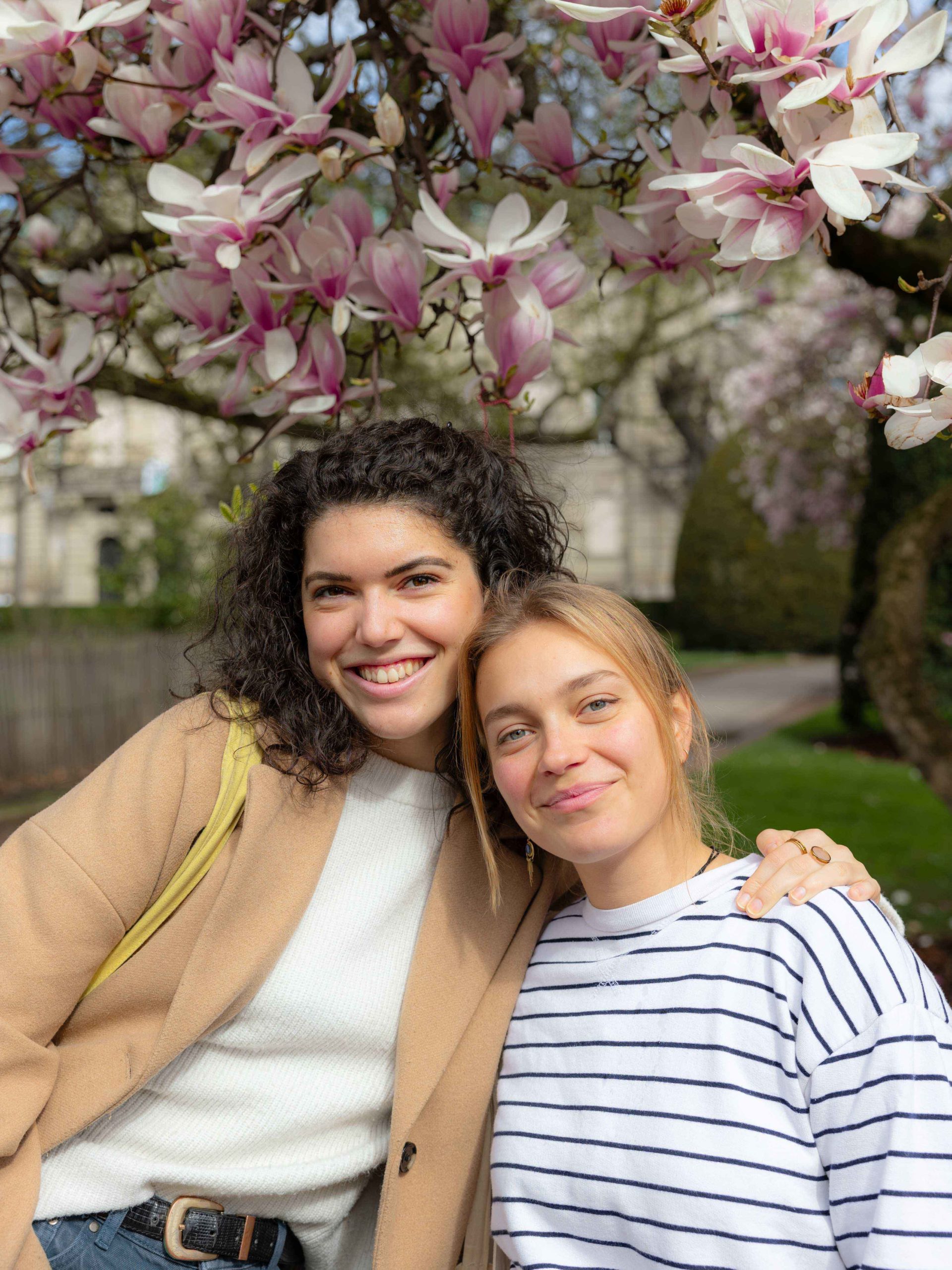 deux_filles_devant_des_magnolias